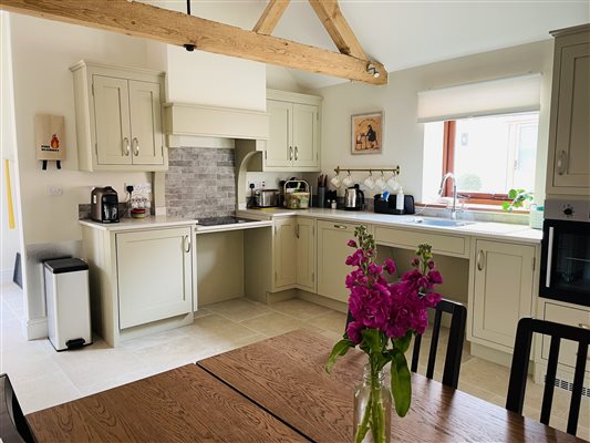 kitchen with pink flowers on the wooden kitchen table